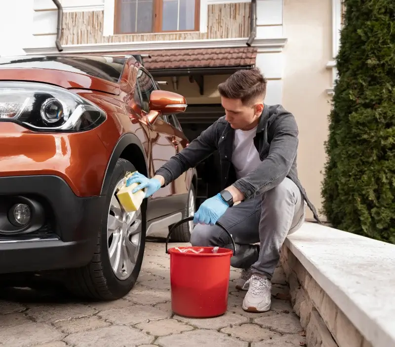 Lavage auto à domicile Saint-Pantaléon : professionnel intervenant sur un véhicule